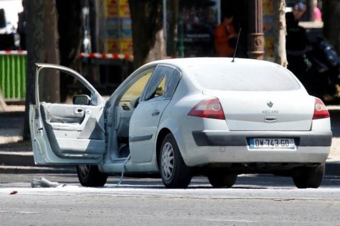 Pháp: Xe ô tô chở vũ khí đâm cảnh sát ở đại lộ Champs Elysees - ảnh 2