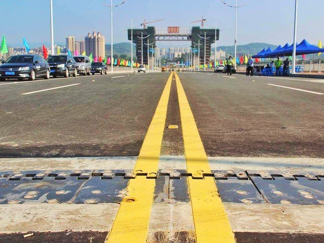 Khánh thành cầu Bắc Luân II nối Việt Nam-Trung Quốc - ảnh 1