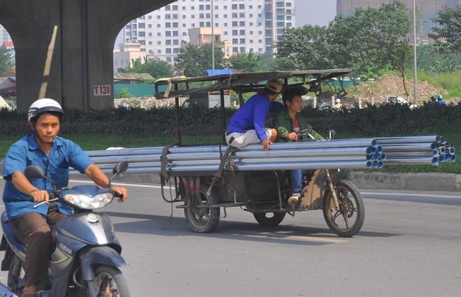 “Hung thần” xe ba bánh vẫn bủa vây Hà Nội - ảnh 1