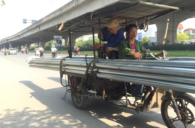 “Hung thần” xe ba bánh vẫn bủa vây Hà Nội - ảnh 2
