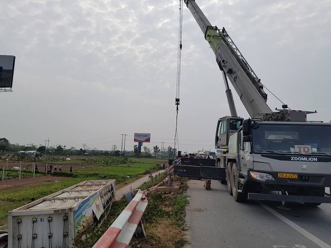 Giải cứu xe bồn chở gas lật nhào trên cao tốc Pháp Vân - ảnh 1