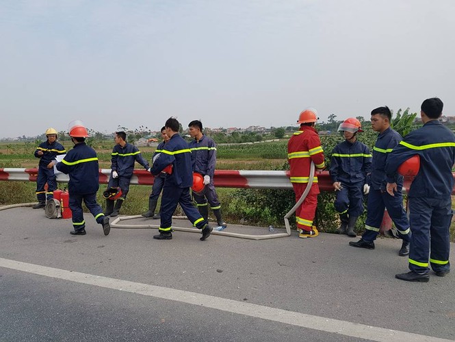 Giải cứu xe bồn chở gas lật nhào trên cao tốc Pháp Vân - ảnh 2