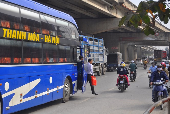 “Nhộn nhịp” cảnh dừng xe bắt khách trước bến Nước Ngầm - ảnh 2