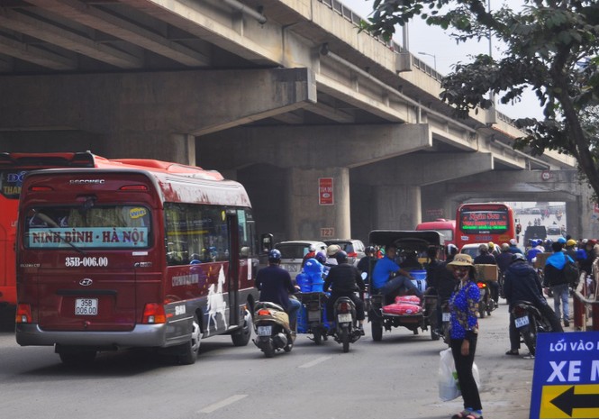 “Nhộn nhịp” cảnh dừng xe bắt khách trước bến Nước Ngầm - ảnh 4