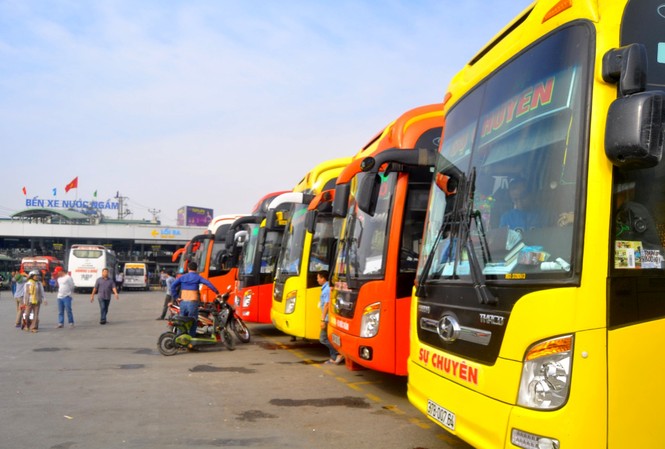 “Nhộn nhịp” cảnh dừng xe bắt khách trước bến Nước Ngầm - ảnh 1