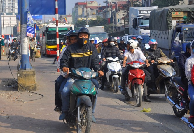 “Nhộn nhịp” cảnh dừng xe bắt khách trước bến Nước Ngầm - ảnh 9