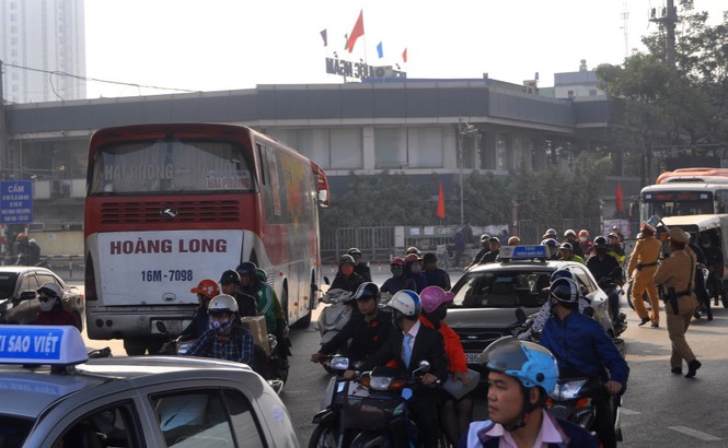 “Nhộn nhịp” cảnh dừng xe bắt khách trước bến Nước Ngầm - ảnh 6