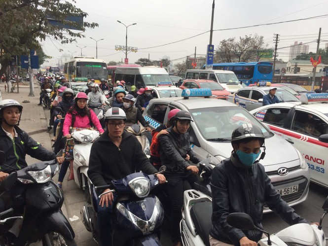 Cửa ngõ phía Nam Hà Nội tê liệt sau đợt nghỉ Tết - ảnh 9
