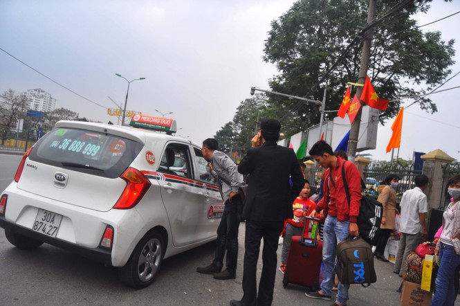 Cửa ngõ phía Nam Hà Nội tê liệt sau đợt nghỉ Tết - ảnh 12