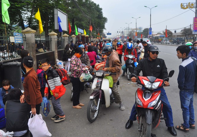 Cửa ngõ phía Nam Hà Nội tê liệt sau đợt nghỉ Tết - ảnh 10