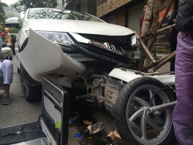 Xế hộp đâm gục xe máy trên phố ngày đầu đi làm sau Tết - ảnh 2