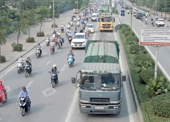 Tước bằng lái 4 tài xế xe chở rác 'cướp' đường buýt nhanh - ảnh 1