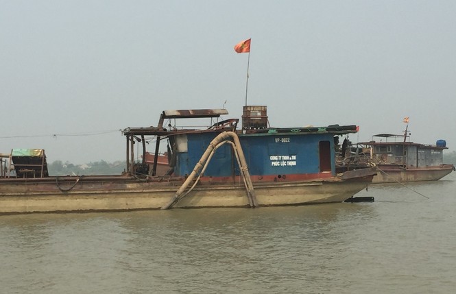 Tàu hút cát rầm rộ ngày đêm trên sông Hồng - ảnh 4