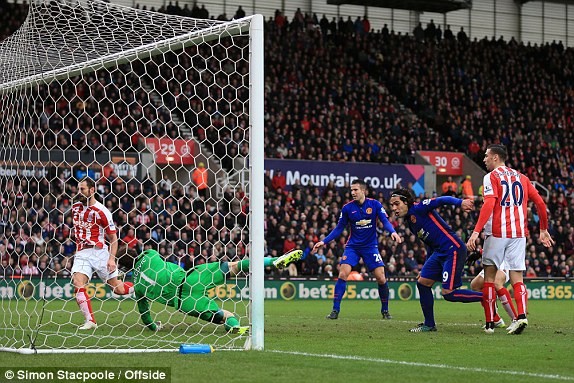 Stoke-M.U (1-1): Falcao 'khai hỏa', Quỷ đỏ vẫn hòa - ảnh 1