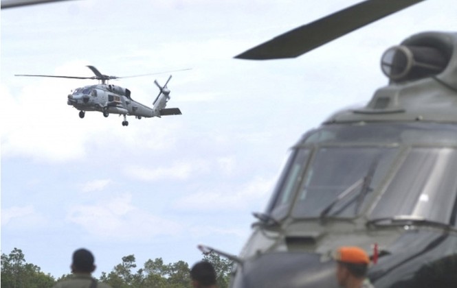 Cận cảnh trực thăng SeaHawk di chuyển nạn nhân QZ8501 - ảnh 1