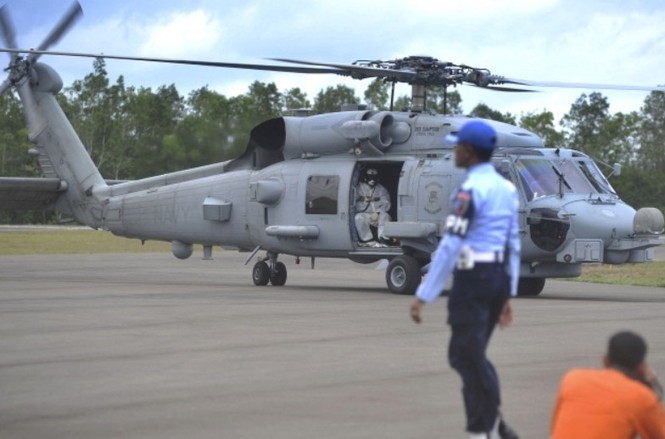 Cận cảnh trực thăng SeaHawk di chuyển nạn nhân QZ8501 - ảnh 2