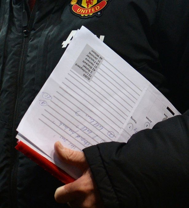 Van Gaal chê cầu thủ Man United sút phạt 'ngu ngốc' - ảnh 1