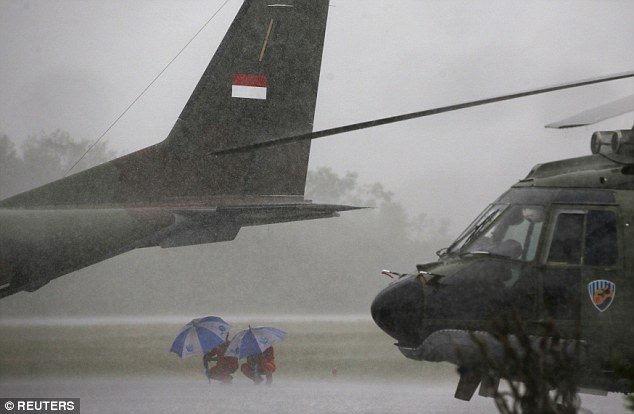 Thân máy bay AirAsia đã vỡ, tập trung tìm đuôi - ảnh 1