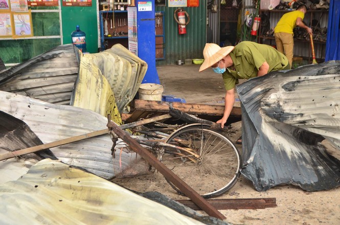Hiện trường tan hoang vụ cháy kho nội thất ô tô ở Trung Hòa - ảnh 11
