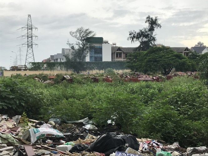 Hà Nội nói về đất 'đẹp' xây nhà bán, trường học 'đẩy' ra nghĩa trang, ao đình - ảnh 1