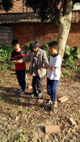 Hai bé trai sống cùng thi thể mẹ 7 ngày - ảnh 2