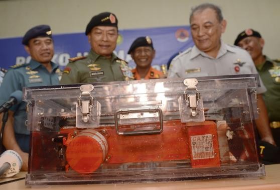 Vớt được hộp đen thứ hai của máy bay AirAsia - ảnh 8