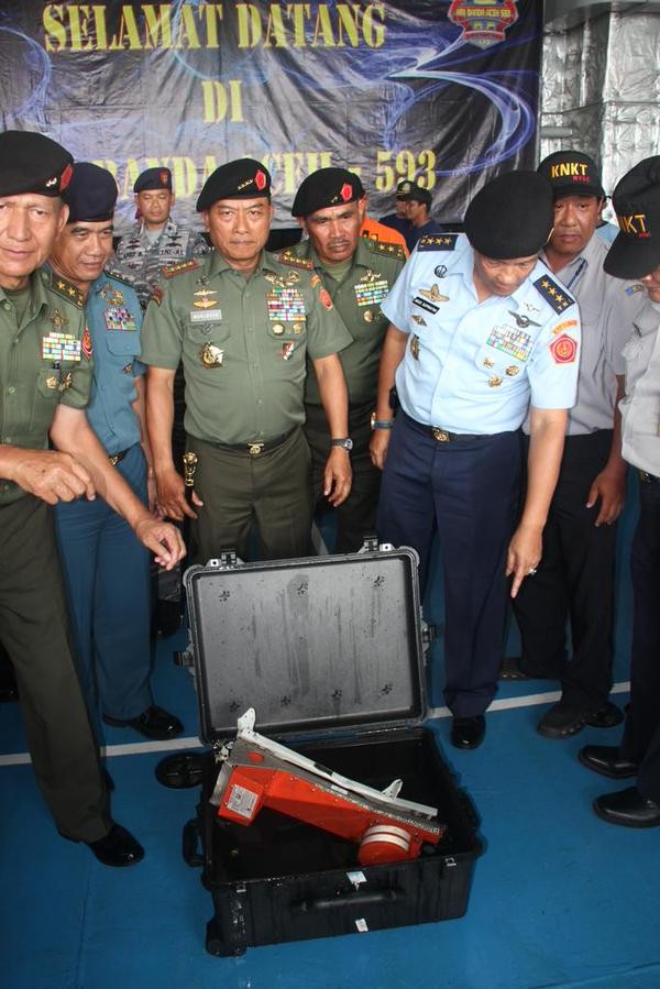 Vớt được hộp đen thứ hai của máy bay AirAsia - ảnh 5