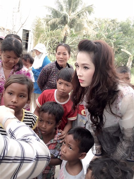 Á Hậu Thái Như Ngọc tặng quà cho người nghèo ở Kiên Giang - ảnh 1