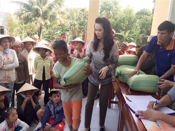 Á Hậu Thái Như Ngọc tặng quà cho người nghèo ở Kiên Giang - ảnh 4