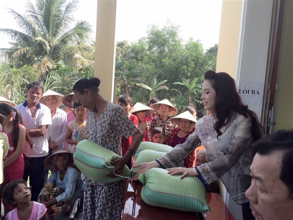 Á Hậu Thái Như Ngọc tặng quà cho người nghèo ở Kiên Giang - ảnh 13
