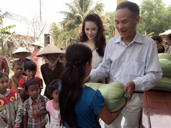 Á Hậu Thái Như Ngọc tặng quà cho người nghèo ở Kiên Giang - ảnh 11