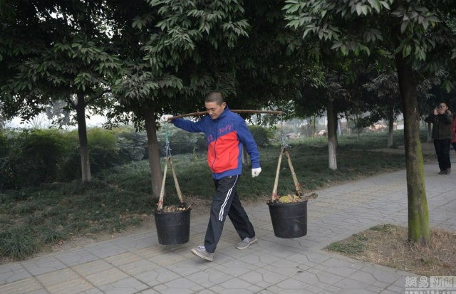 Gánh 40kg phân đi bộ 5,5km trong hơn 1 giờ - ảnh 2