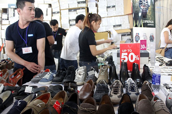 TPHCM: Hàng hiệu giảm giá 'khủng' mùa cuối năm - ảnh 9