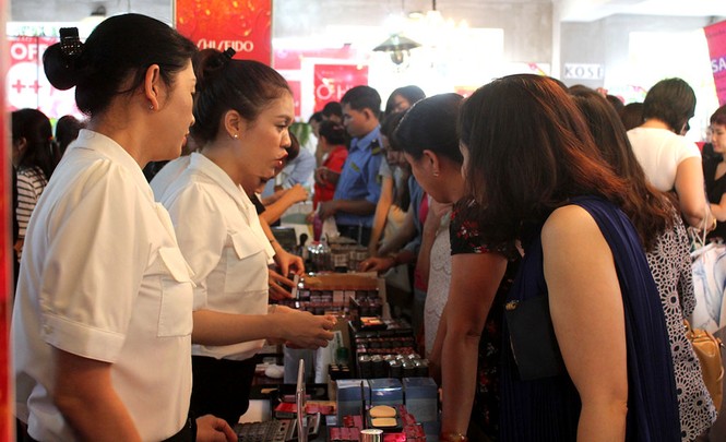 TPHCM: Hàng hiệu giảm giá 'khủng' mùa cuối năm - ảnh 11