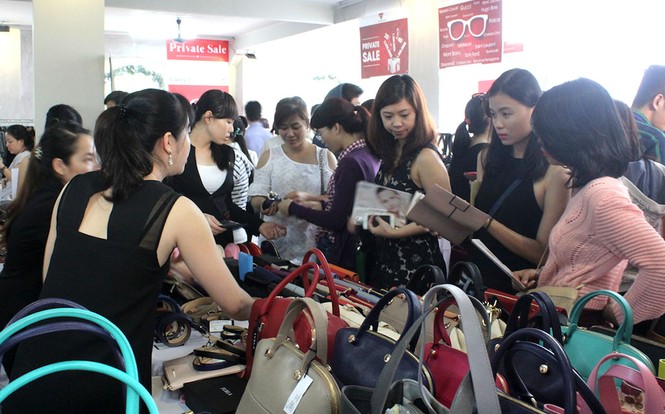 TPHCM: Hàng hiệu giảm giá 'khủng' mùa cuối năm - ảnh 12