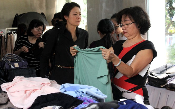 TPHCM: Hàng hiệu giảm giá 'khủng' mùa cuối năm - ảnh 1