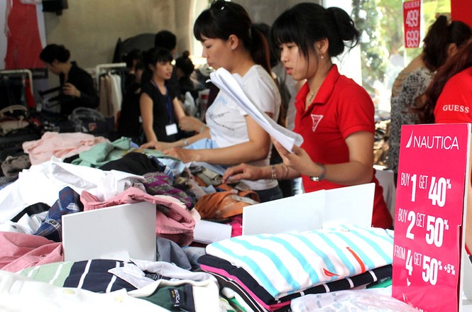 TPHCM: Hàng hiệu giảm giá 'khủng' mùa cuối năm - ảnh 2