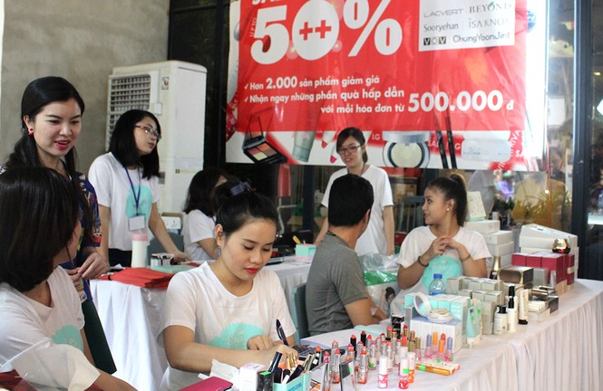 TPHCM: Hàng hiệu giảm giá 'khủng' mùa cuối năm - ảnh 3