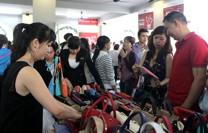 TPHCM: Hàng hiệu giảm giá 'khủng' mùa cuối năm - ảnh 6