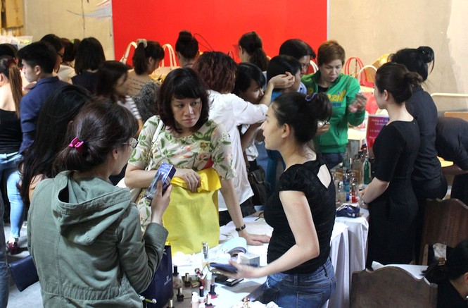 TPHCM: Hàng hiệu giảm giá 'khủng' mùa cuối năm - ảnh 7