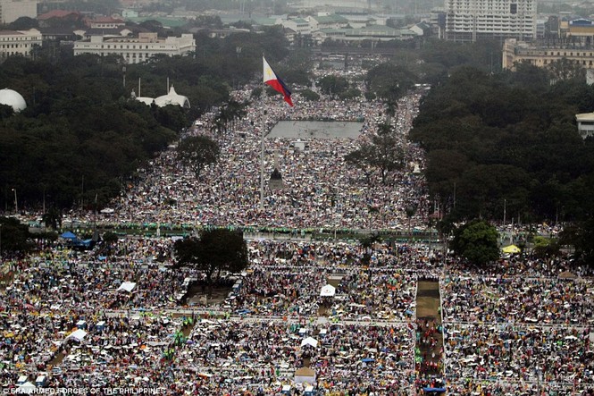 Hàng triệu người Philippines dầm mưa dự lễ với Giáo hoàng Francis - ảnh 1