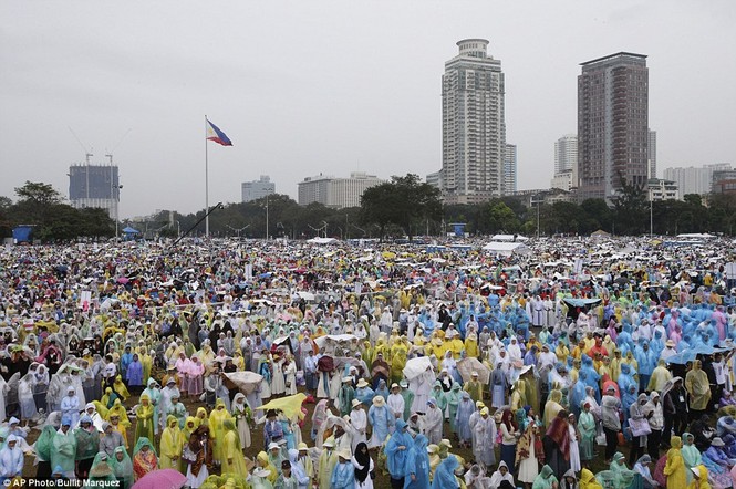 Hàng triệu người Philippines dầm mưa dự lễ với Giáo hoàng Francis - ảnh 4