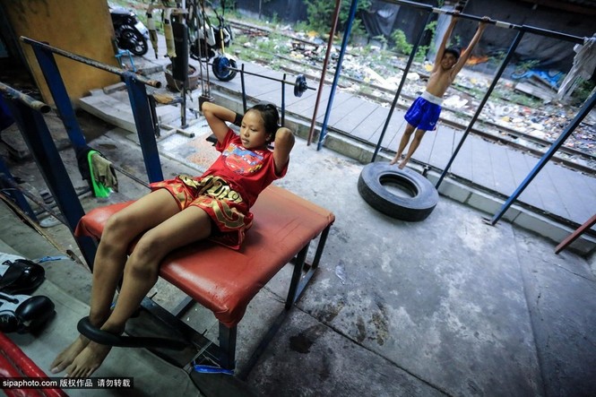 Trẻ em “bán” tuổi thơ tập luyện Muay Thái mong thoát nghèo - ảnh 7