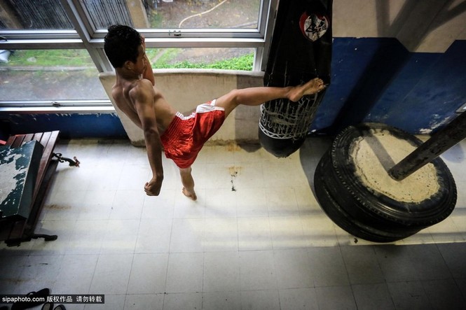 Trẻ em “bán” tuổi thơ tập luyện Muay Thái mong thoát nghèo - ảnh 13