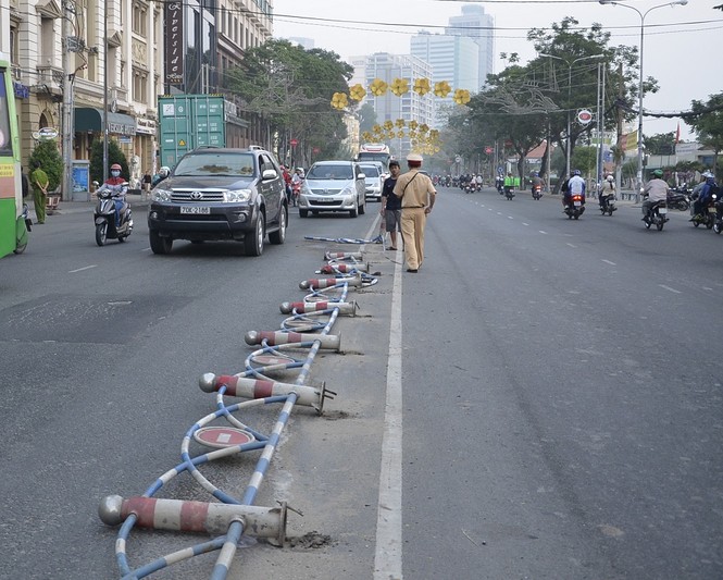 Xe đầu kéo ủi văng dải phân cách, tông nát đầu xe hơi - ảnh 1