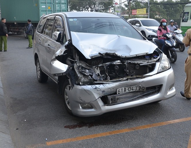 Xe đầu kéo ủi văng dải phân cách, tông nát đầu xe hơi - ảnh 2