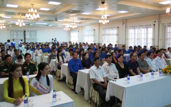 Tặng quà tết cho học sinh, sinh viên hoàn cảnh khó khăn - ảnh 6