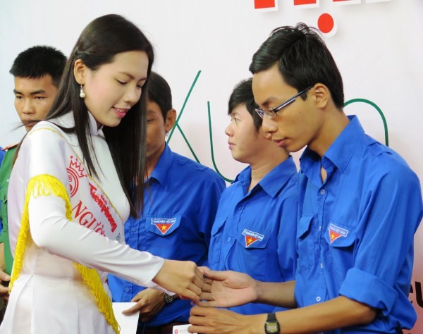Tặng quà tết cho học sinh, sinh viên hoàn cảnh khó khăn - ảnh 8