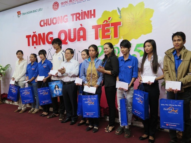 Tặng quà tết cho học sinh, sinh viên hoàn cảnh khó khăn - ảnh 4