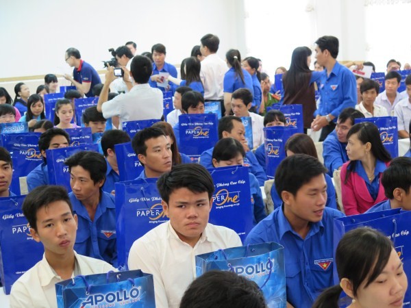 Tặng quà tết cho học sinh, sinh viên hoàn cảnh khó khăn - ảnh 9